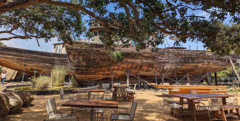 cuatro cuatros barcos y mesas